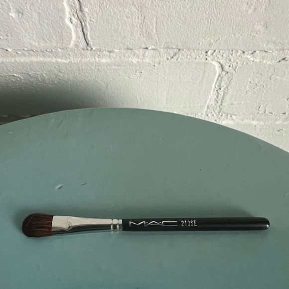 Mac 213 SE fluff brush- new - Picture 2 of 4